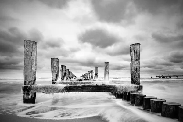 Groyne na costa do Mar Báltico em Zingst, Alemanha — Fotografia de Stock