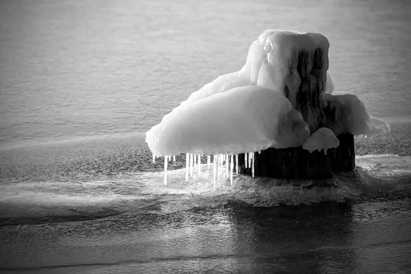 Frozen bollard on a river in winter — Stock Photo, Image