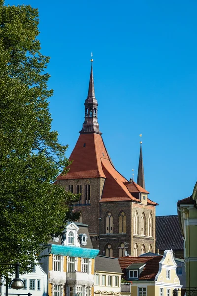 Blick auf eine Kirche in rostock, Deutschland — Stockfoto