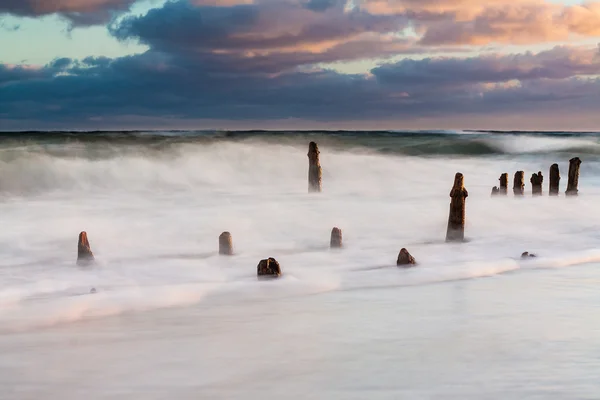 Groynes på stranden av Östersjön på en stormig dag — Stockfoto