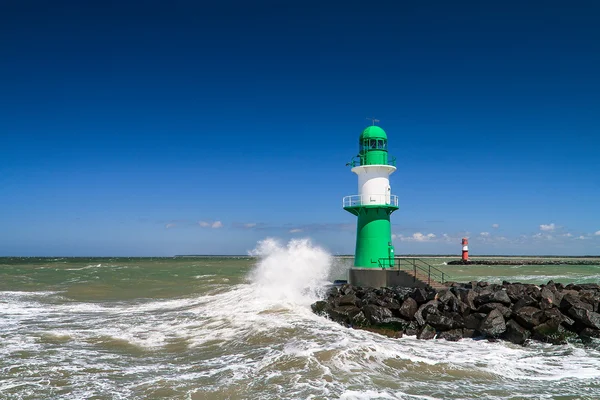 Fırtınalı bir günde Warnemuende (Almanya) mole