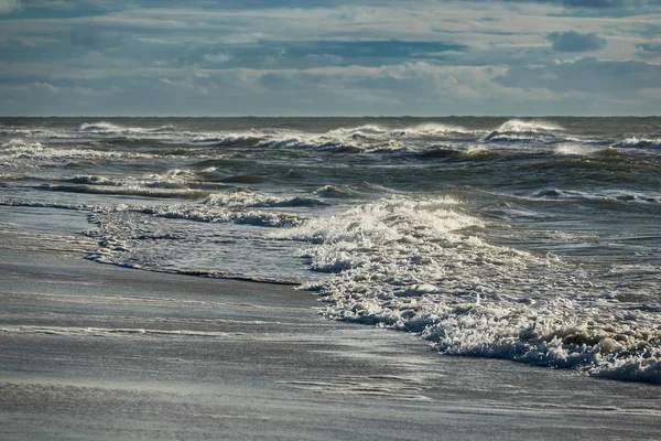 Vlny na pobřeží Severního moře na ostrově Amrum, Německo — Stock fotografie