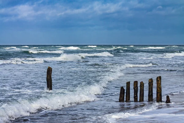 Groynes na brzegu Morza Bałtyckiego w burzliwy dzień — Zdjęcie stockowe