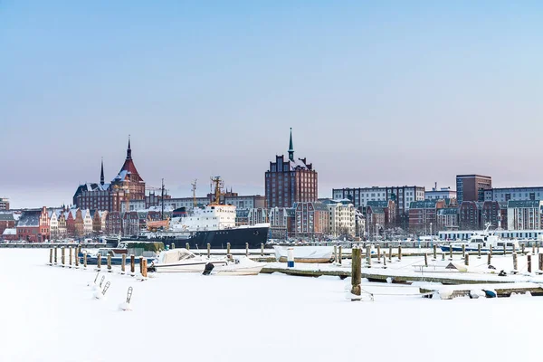 Kijk naar Rostock, Duitsland, in wintertijd — Stockfoto