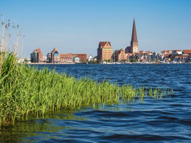 Warnow nehrinin üzerinden Almanya, Rostock 'a bakın.