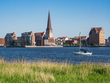 Warnow nehrinin üzerinden Almanya, Rostock 'a bakın.
