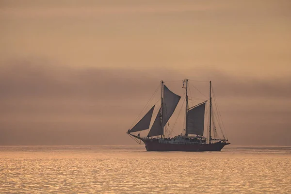 Un velero en el mar Báltico a la luz del atardecer — Foto de Stock