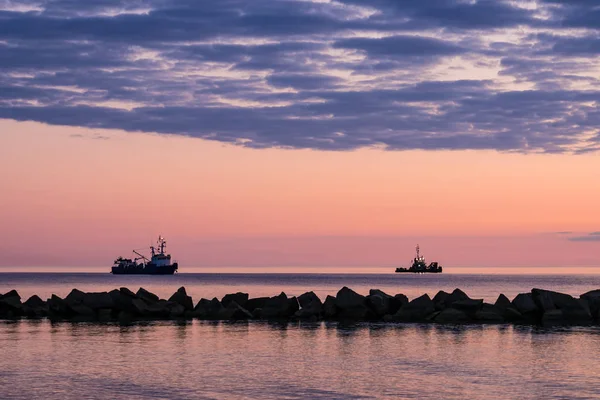 Buques y puesta de sol en la orilla del Mar Báltico — Foto de Stock