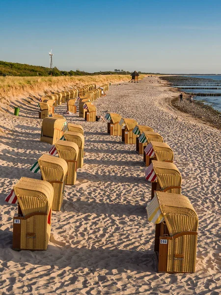 Strandstoelen op de oever van de Oostzee in Wustrow — Stockfoto