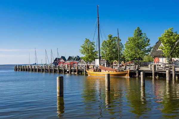 Segelfartyg i hamnen i Ahrenshoop, Tyskland — Stockfoto