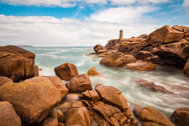 Pembe granit sahil Brittany Ploumanach, Fransa