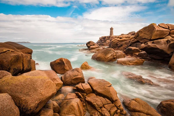 Costa de granito rosa en Bretaña cerca de Ploumanach, Francia — Foto de Stock