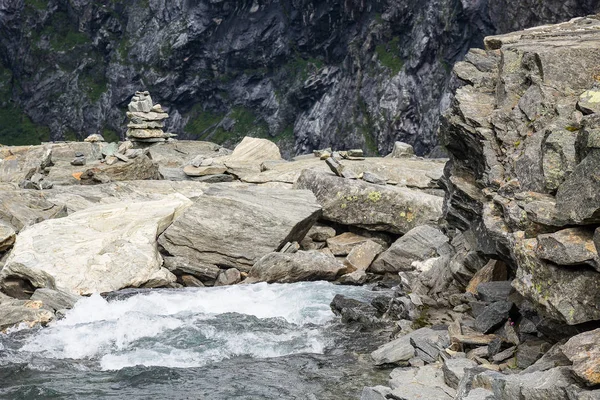 Landschap met waterval in Noorwegen — Stockfoto