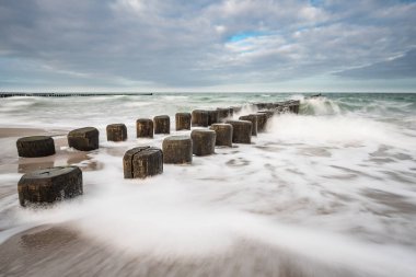Fırtınalı bir günde Baltık Denizi kıyısında Groyne 'ler