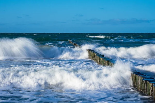 Groynes a Balti-tenger partján egy viharos napon — Stock Fotó