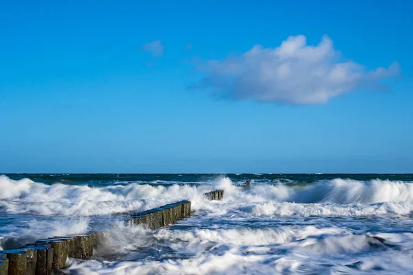 Fırtınalı bir günde Baltık Denizi kıyısında Groyne 'ler