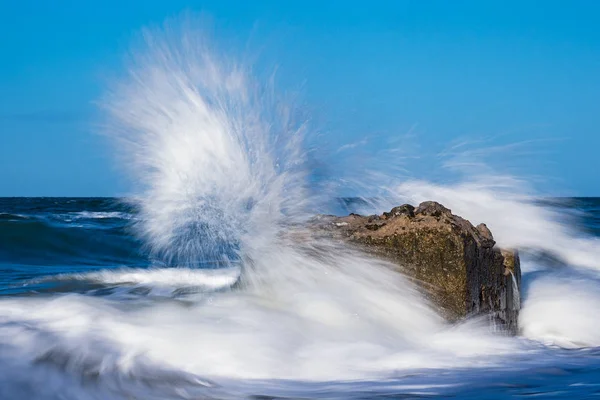 暴风雨天的波罗的海海岸仓 — 图库照片