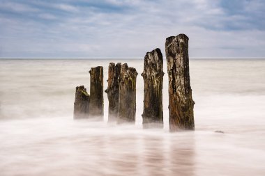 Groynes akşam Baltık Denizi kıyısında