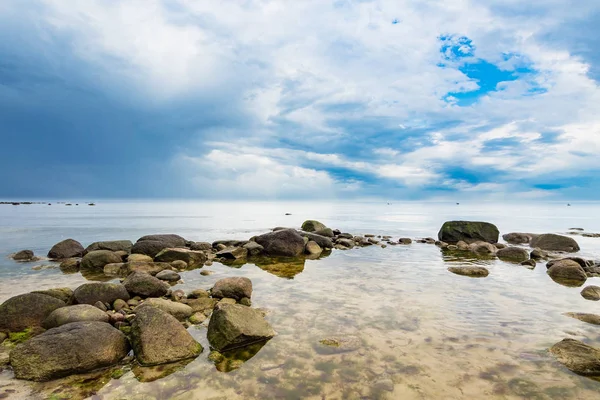 Foundlings på stranden av Östersjön — Stockfoto