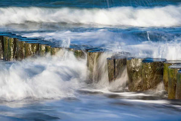 Хвилерізи на березі Балтійського моря — стокове фото