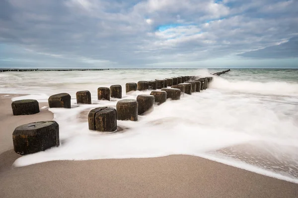 Groynes en la orilla del Mar Báltico — Foto de Stock