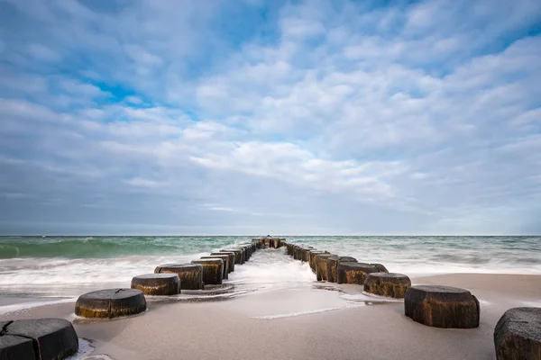 バルト海の海岸に groynes — ストック写真