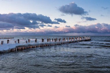 Kışın Baltık Denizi kıyısında groyne