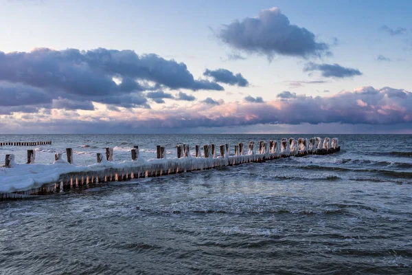 Groyne au bord de la mer Baltique en hiver — Photo