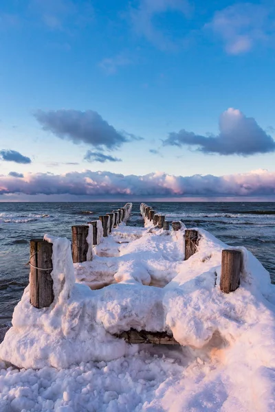 Groyne på stranden av Östersjön i vinter — Stockfoto