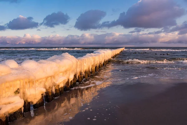 Krib op de oever van de Oostzee in de winter — Stockfoto