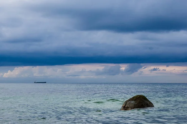 Sten på stranden av Östersjön — Stockfoto