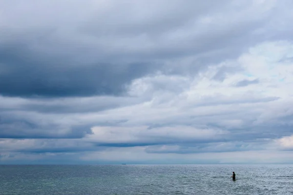 Pescador en la orilla del Mar Báltico — Foto de Stock