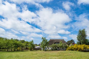 Binalar, ağaçlar ve bulutlar Wiek, Almanya