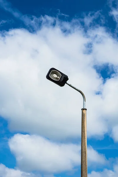 Lampada stradale con nuvole nel cielo — Foto Stock