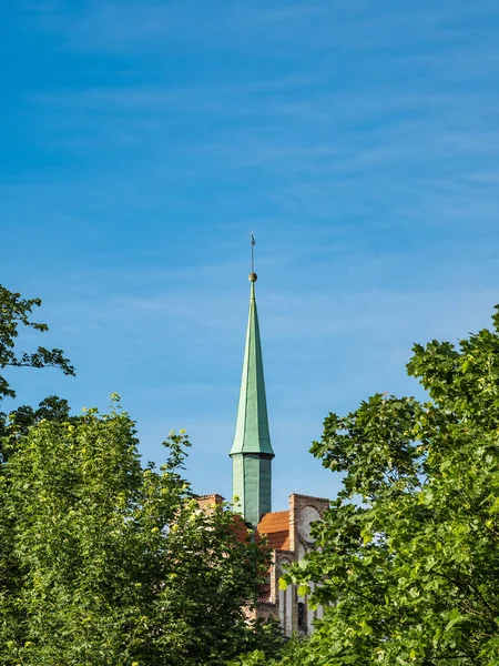 Historisk bygning med blå himmel i Rostock, Tyskland - Stock-foto