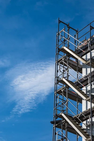 Cantiere con cielo blu a Rostock, Germania — Foto Stock