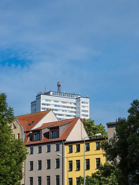 Edifícios com árvores e céu azul em Rostock, Alemanha — Fotografia de Stock