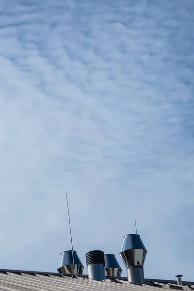 Detail eines Gebäudes mit blauem Himmel in Rostock, Deutschland — Stockfoto