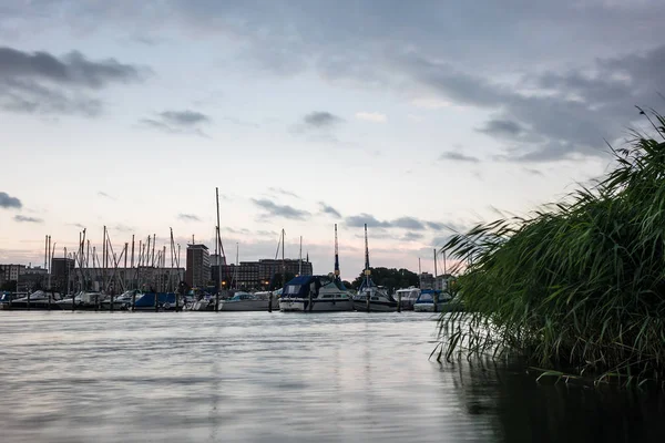 Vista sobre o rio Warnow para Rostock, Alemanha — Fotografia de Stock