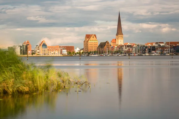 Vista sobre el río Warnow a Rostock, Alemania — Foto de Stock