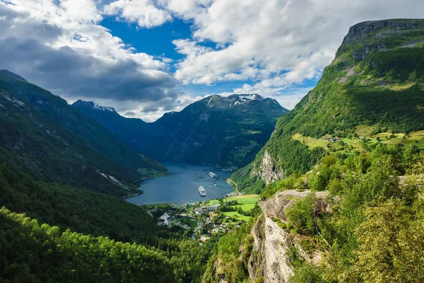 Met het oog op de geirangerfjord in Noorwegen — Stockfoto