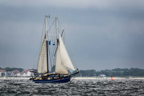 Segelfartyg på Östersjön i Warnemuende — Stockfoto