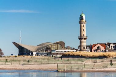 Warnemuende, Almanya'da sahilde deniz feneri