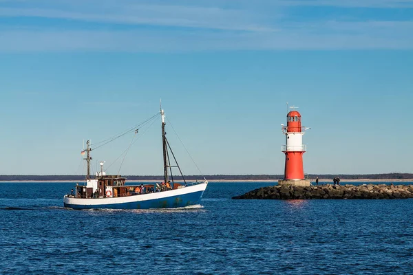 Um barco de pesca na toupeira em Warnemuende, Alemanha — Fotografia de Stock