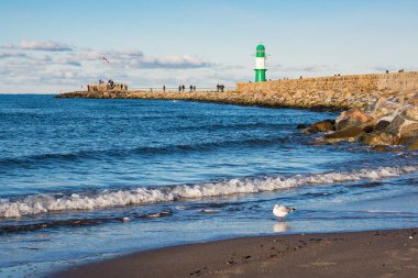 Warnemuende, Almanya'da Baltık Denizi kıyısında köstebek