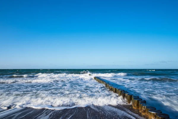 Groynes sulla riva del Mar Baltico in una giornata tempestosa — Foto Stock