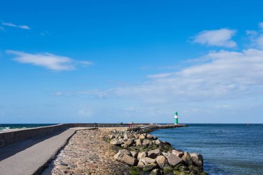 Warnemuende, Almanya'da Baltık Denizi kıyısında köstebek