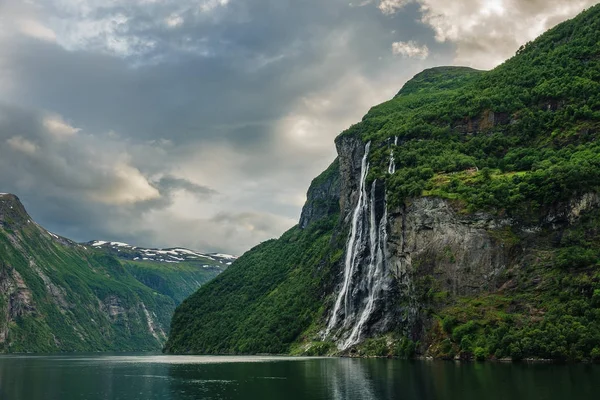 Met het oog op de geirangerfjord in Noorwegen — Stockfoto