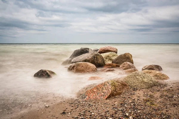 Stenar på stranden av Östersjön — Stockfoto