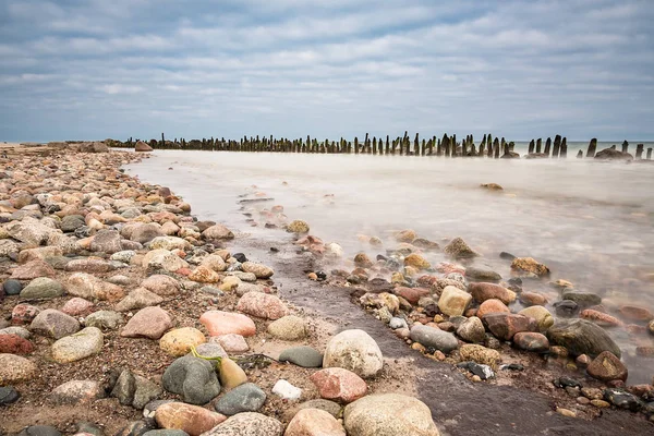 Groynes op de kust van de Baltische Zee — Stockfoto